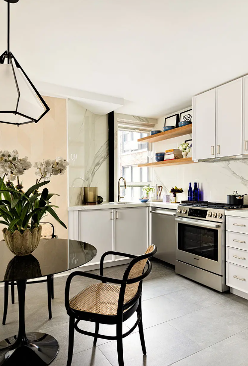 Upper West Side Pied-A-Terre Image 9