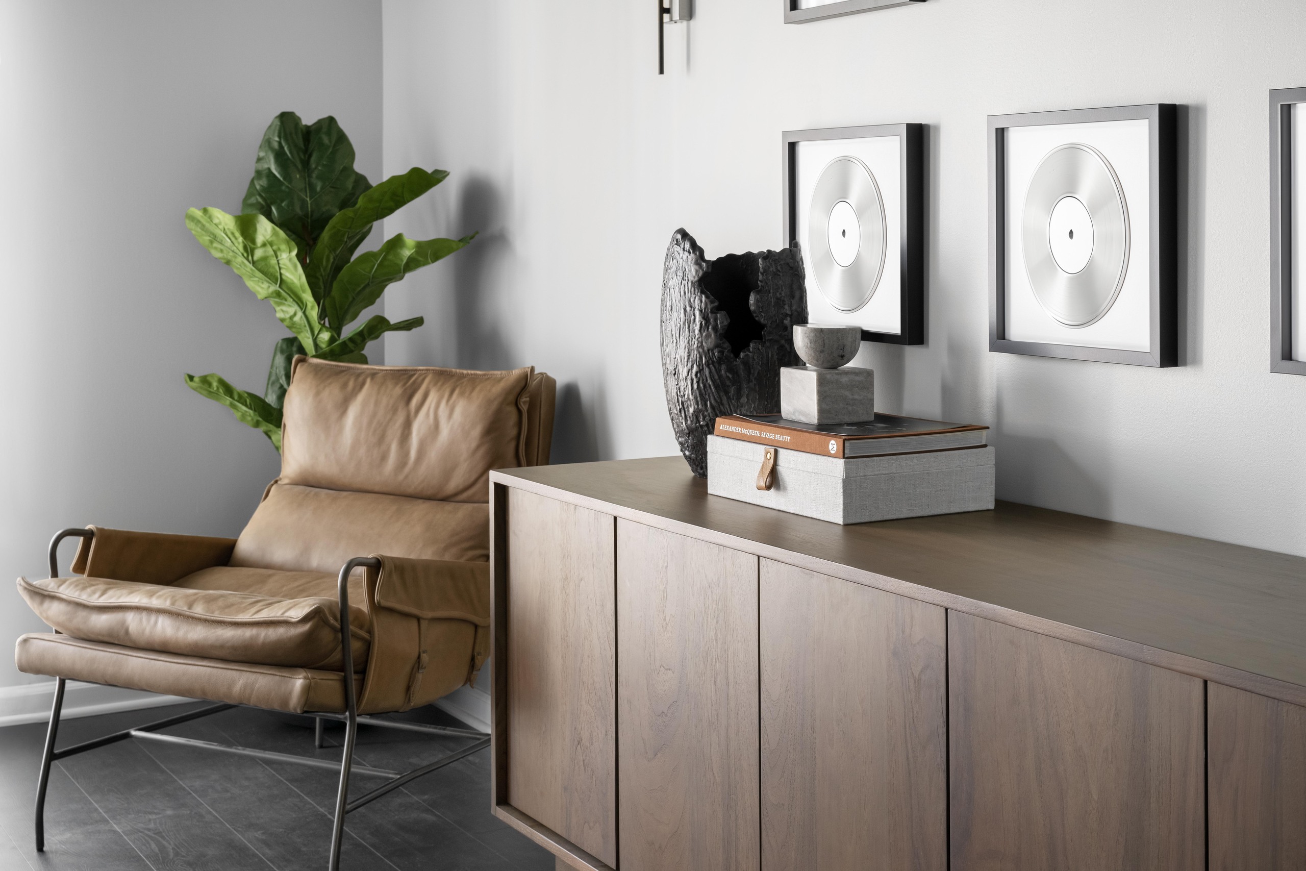 Bachelor Pad Residence Image 14