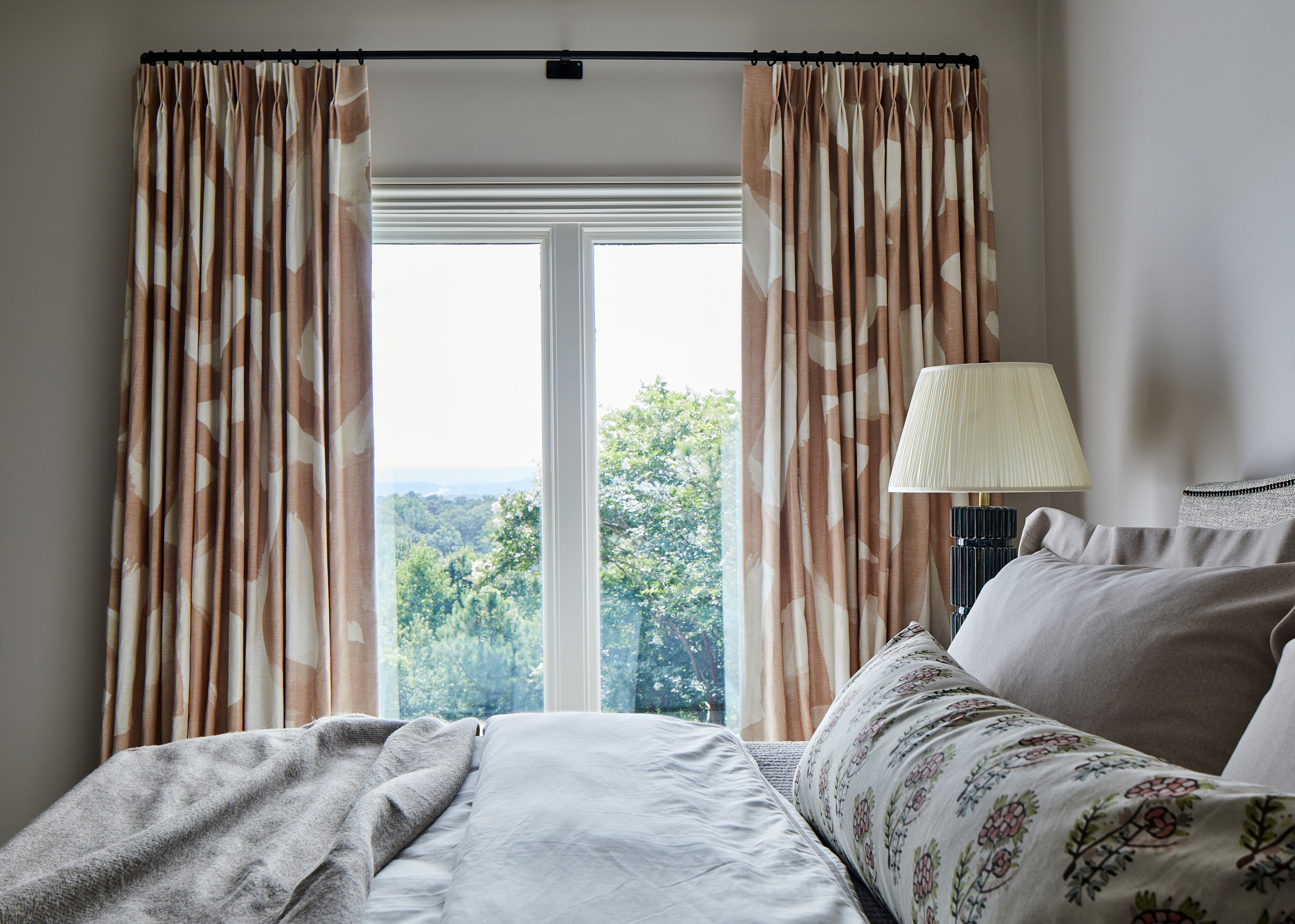 Hidden Ridge Guest Bedroom Overlook Image 4